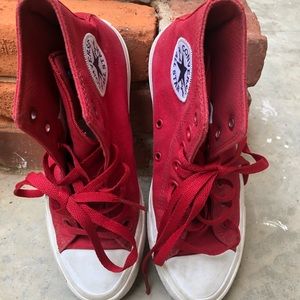 Red converse chuck Taylor’s
